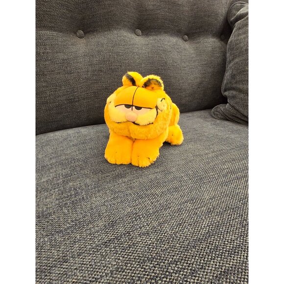 Laying down Garfield Plush - Picture 1 of 4
